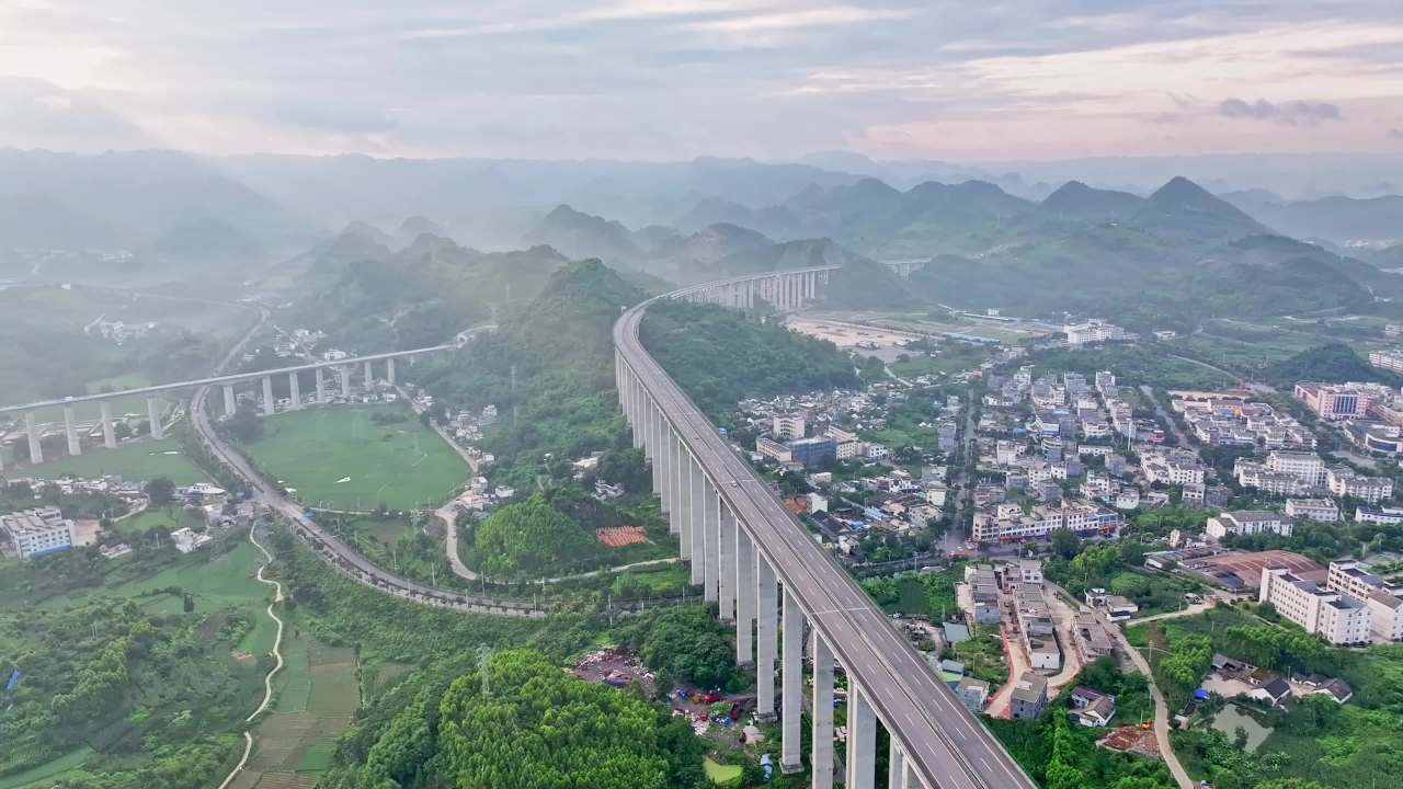 高速公路上行驶的车辆航拍