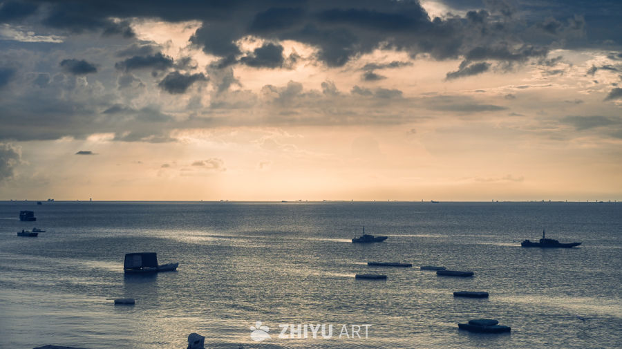 黄昏海景：渔船与云影