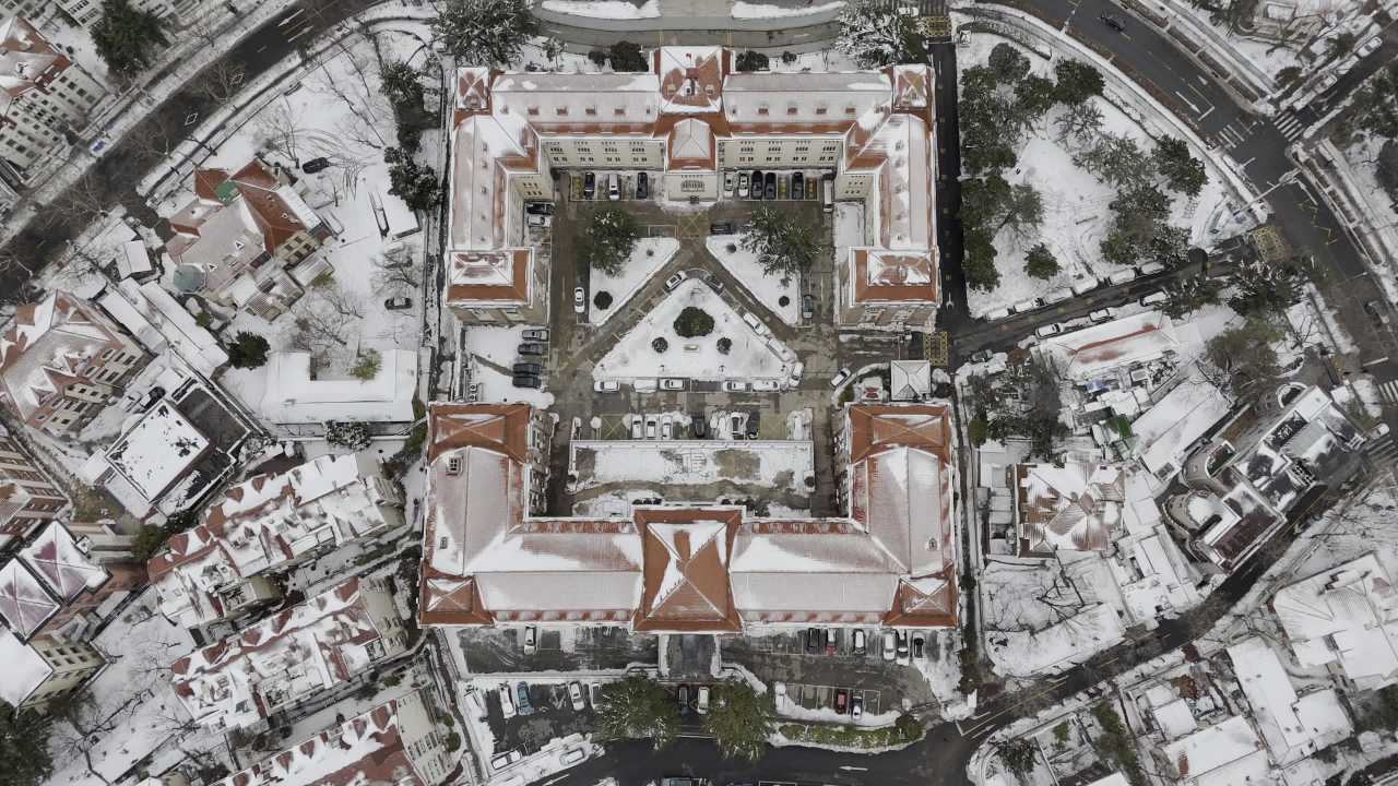 青岛老城区胶澳总督府海边雪景航拍 1