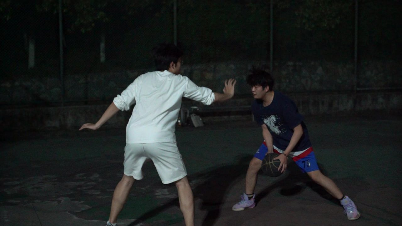 打篮球