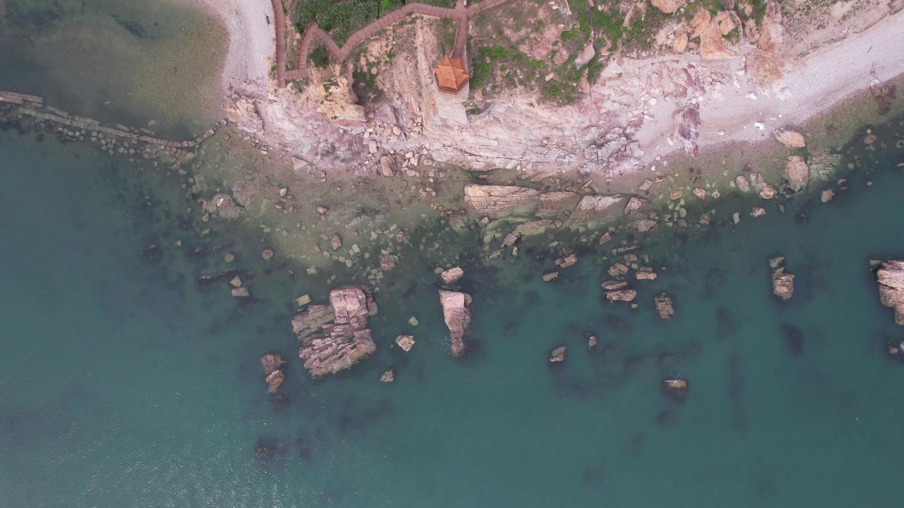 大海海洋沙滩礁石海岛自然风光航拍 