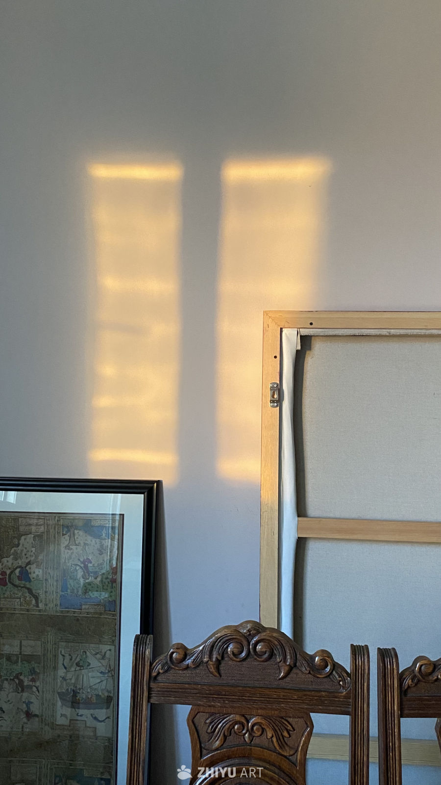 光影交错的木质角落