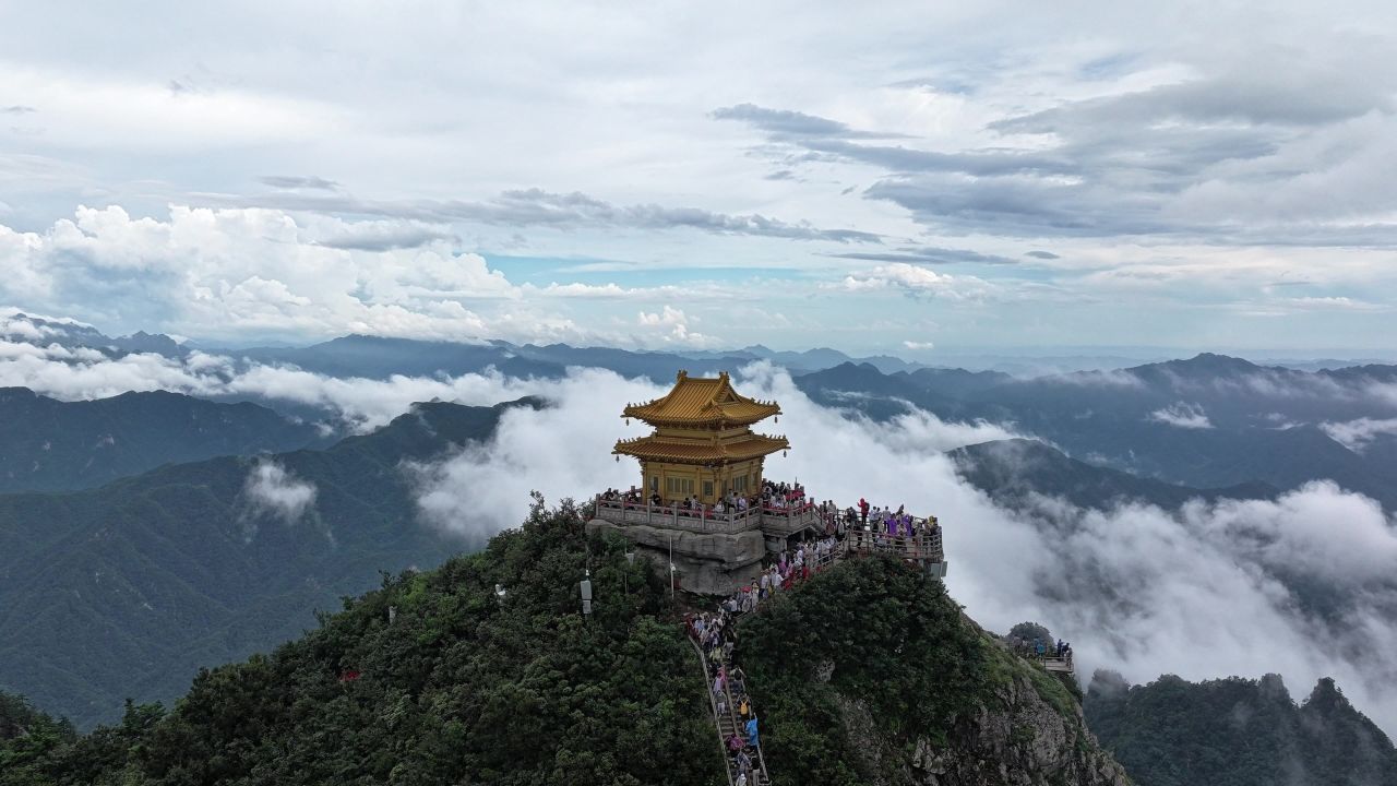 老君山4K航拍云雾山之中 30