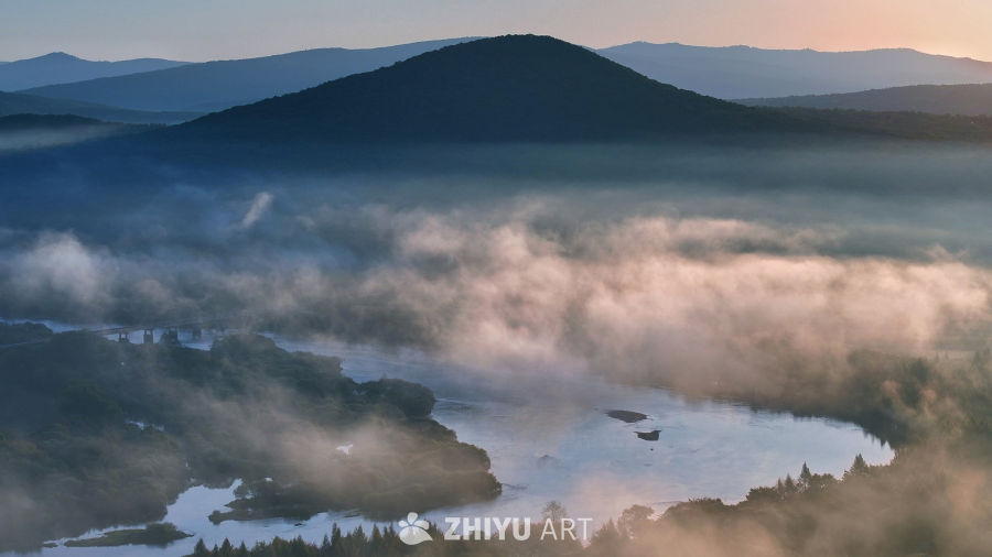 晨光微露 雾漫河湾