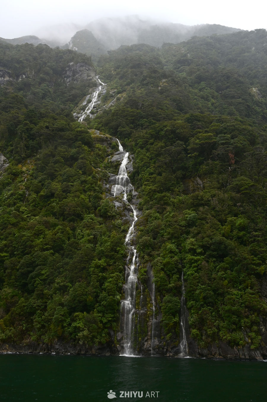 新西兰南岛阴雨中米尔福德峡湾的高大瀑布和峡湾风光 6