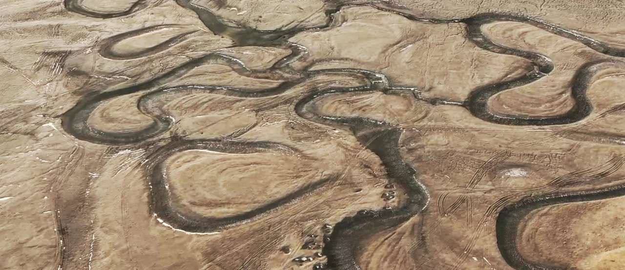 冬季枯水期草原蜿蜒河流河道