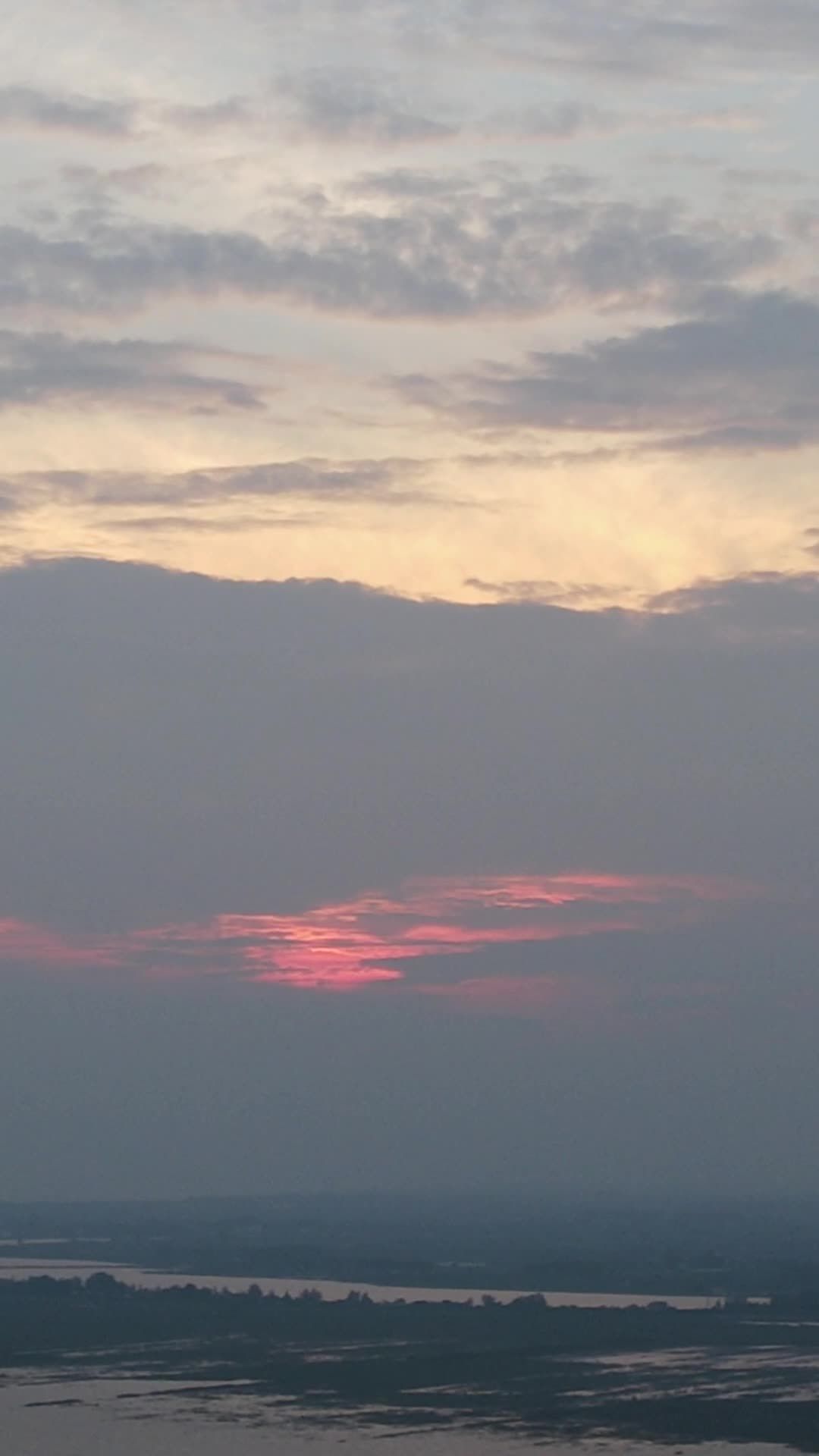 日落下的宁静天空