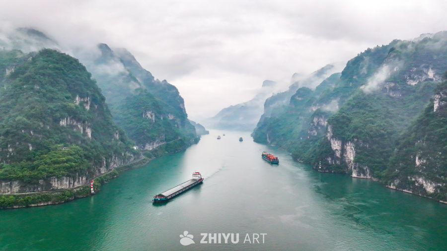 江河穿山行，云雾缭绕间