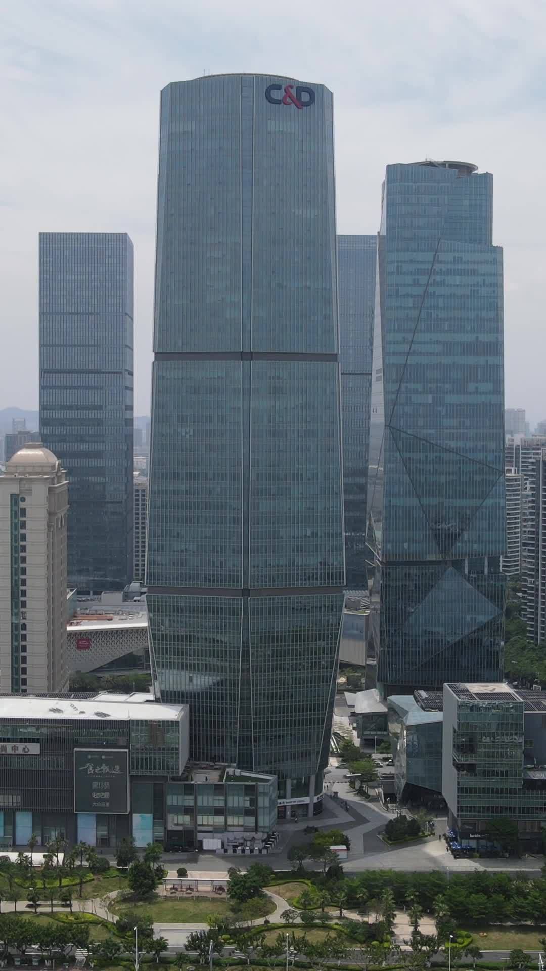 都市繁华：摩天大楼与绿意交织