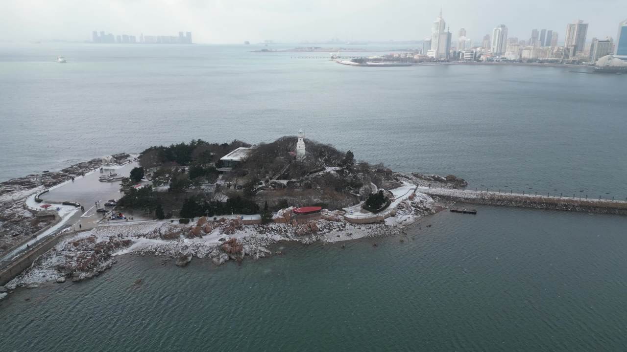 青岛市南海边老城区小青岛公园冬天雪景航拍 27