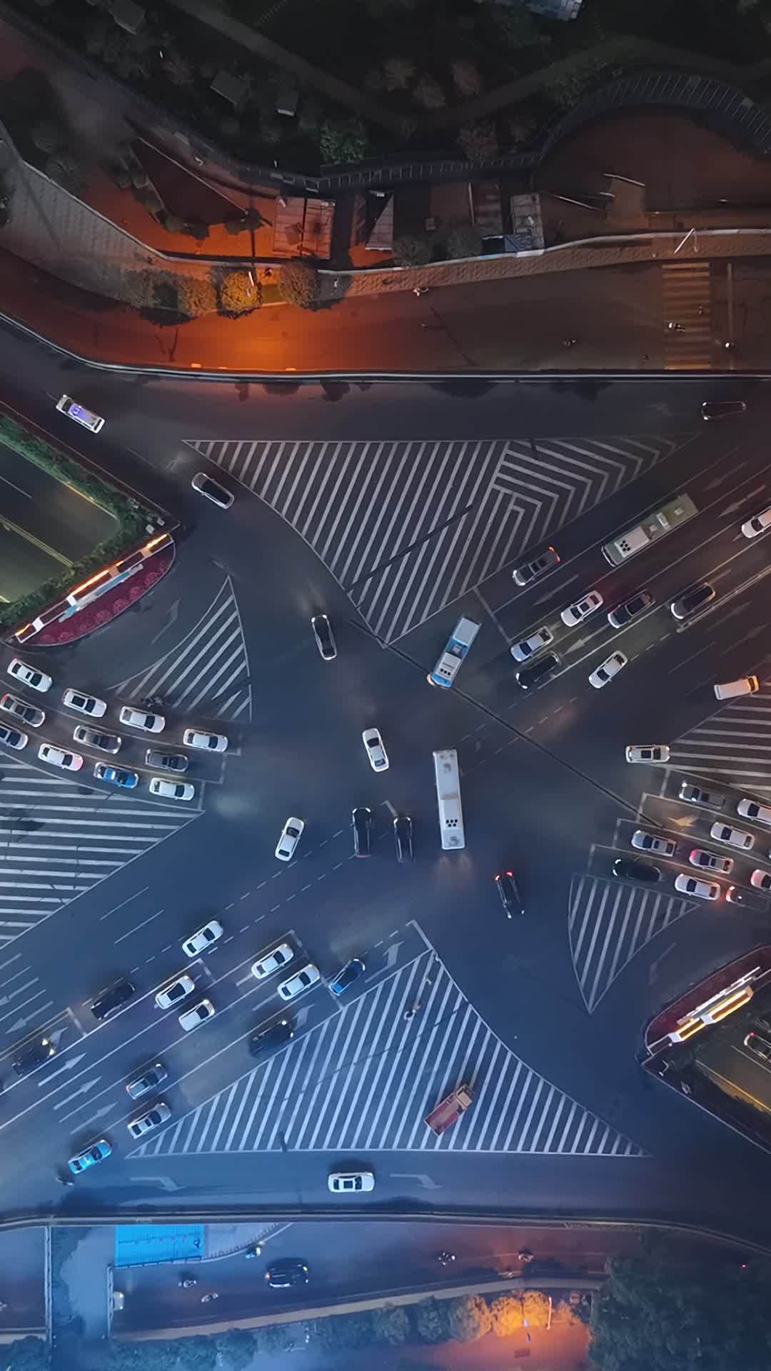夜幕下的城市十字路口