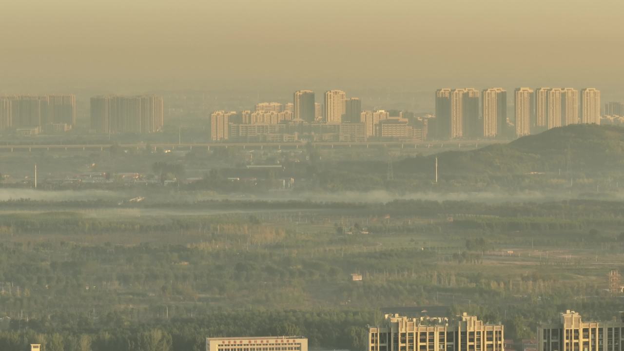 晨雾中的城市