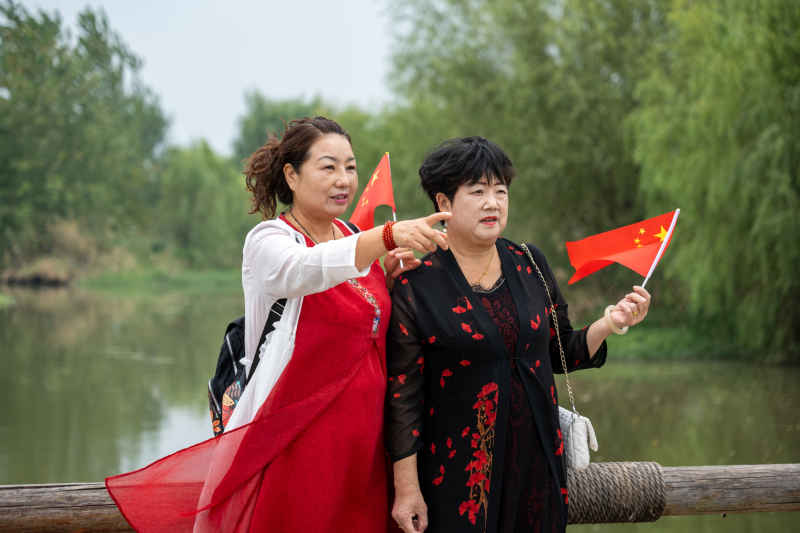 喜迎国庆 国庆 五星红旗迎风飘扬 人与自然 7
