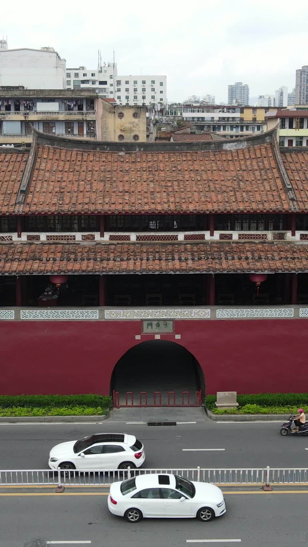 古城墙下的现代都市