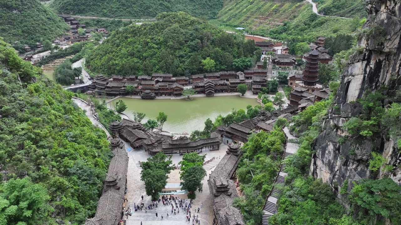 航拍峰林布依景区流水建筑布依风情表演