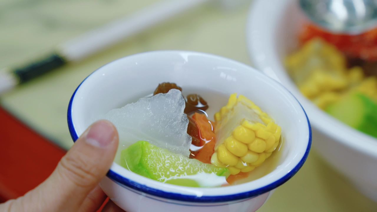 手捧一碗清凉蔬菜汤