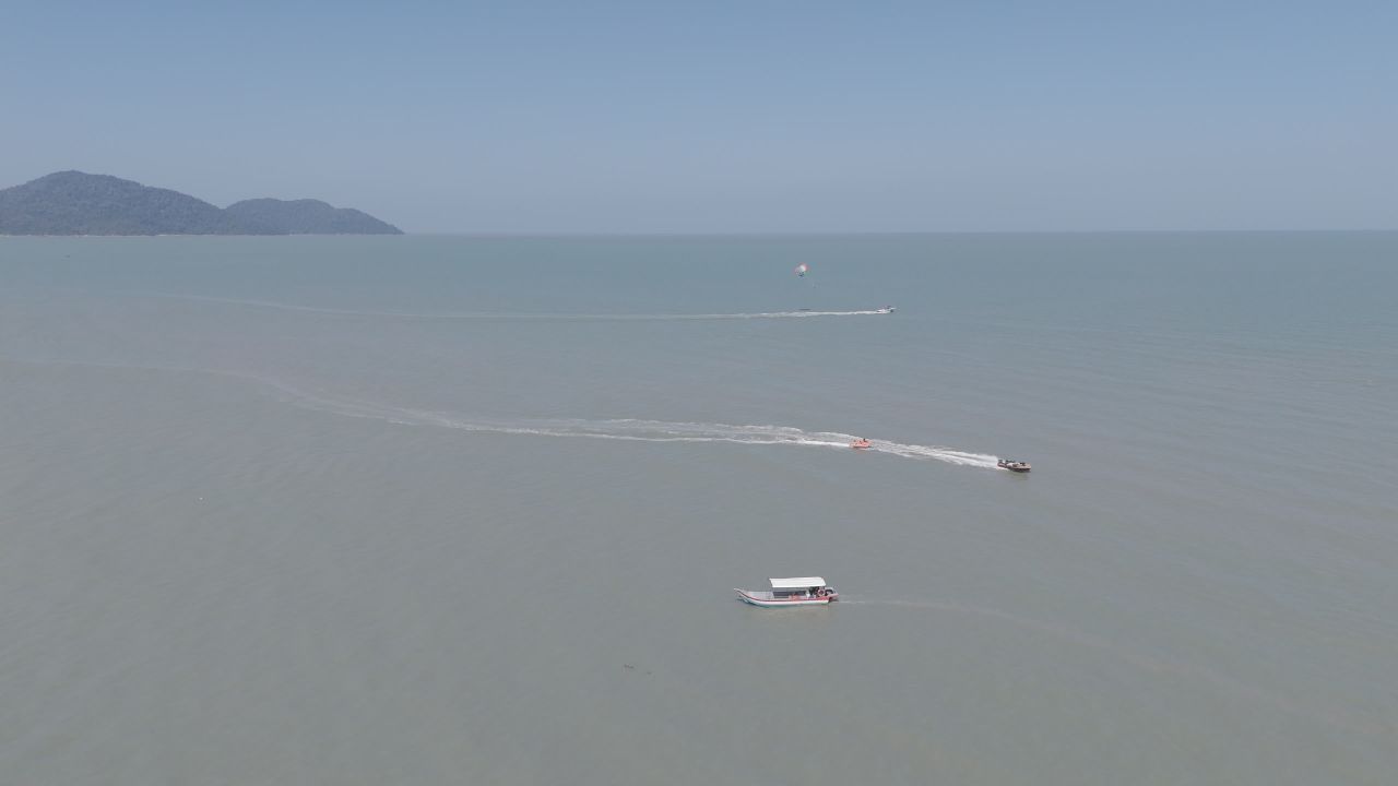 海上快艇与滑翔伞航拍