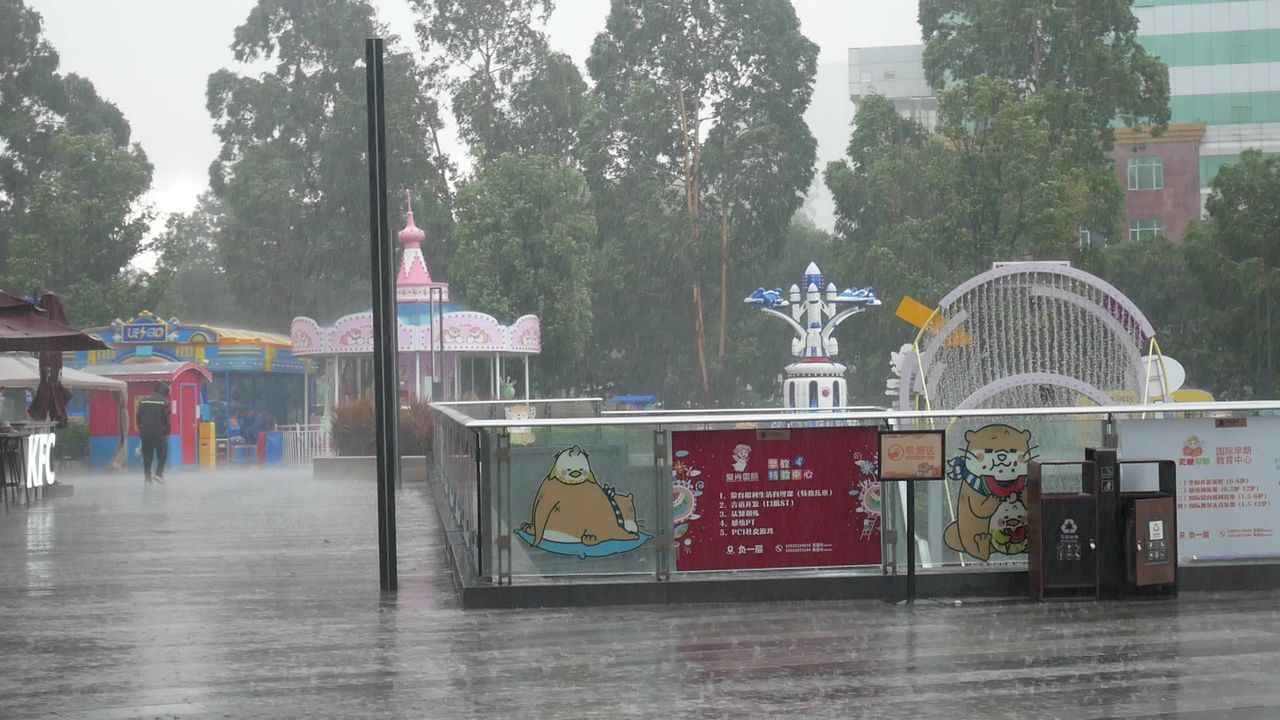广场上的大雨