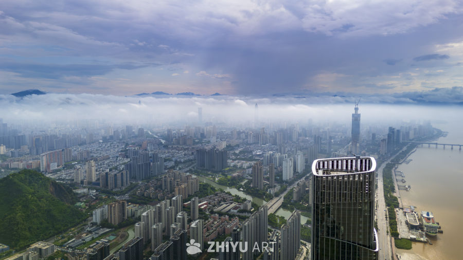 云端之城：现代都市的壮丽景色