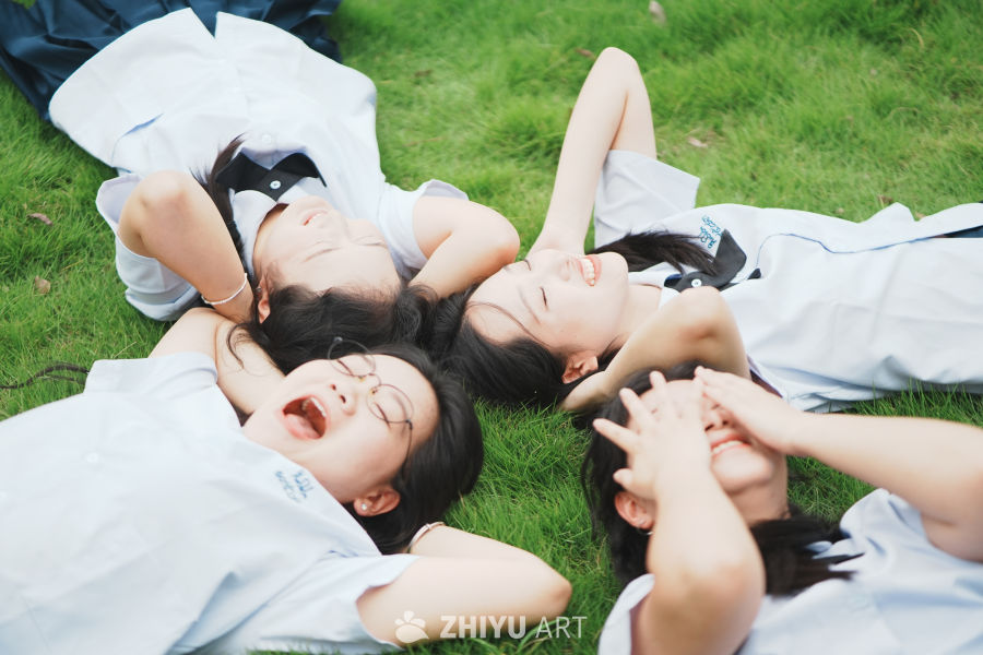 青春时光：草地上的笑声