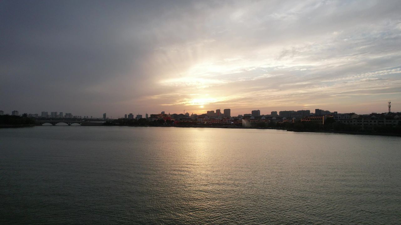 城市夕阳晚霞火烧云夜景降临山东聊城 