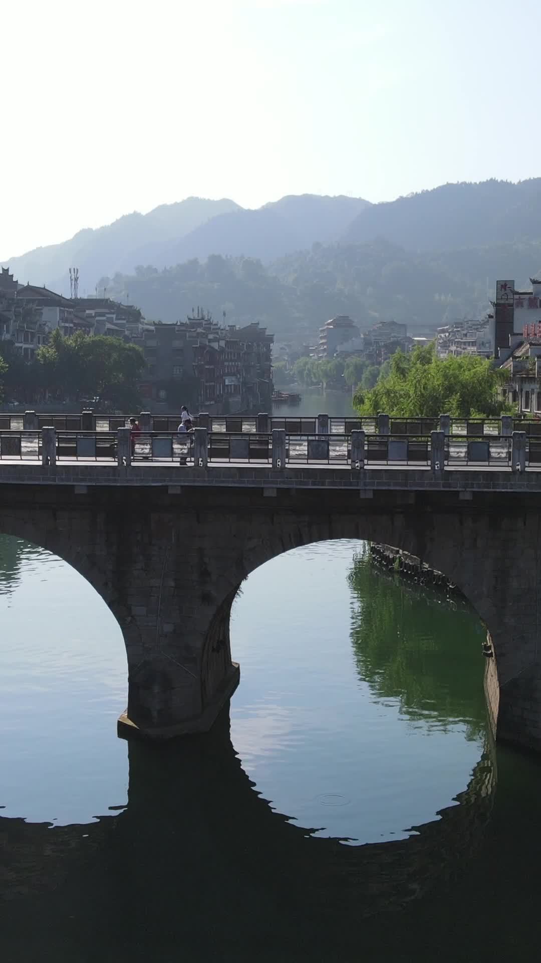古桥映山河