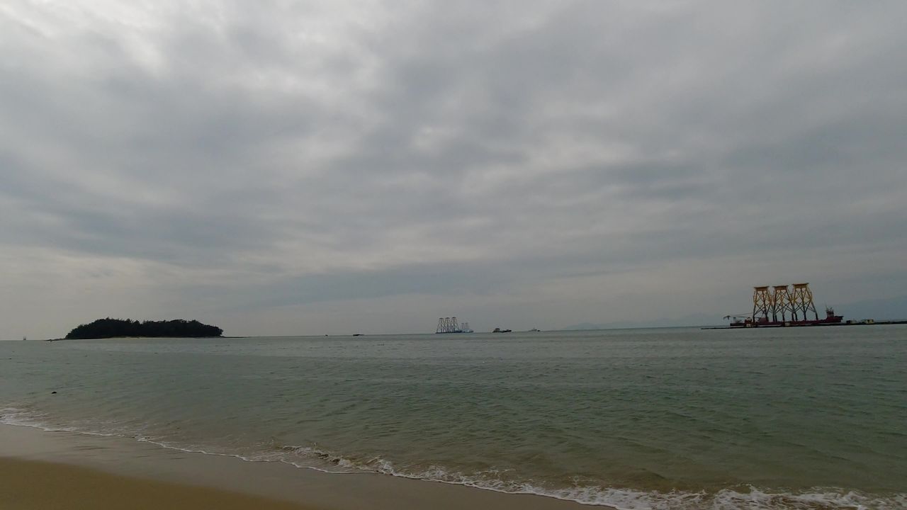 阴天的海港渔船