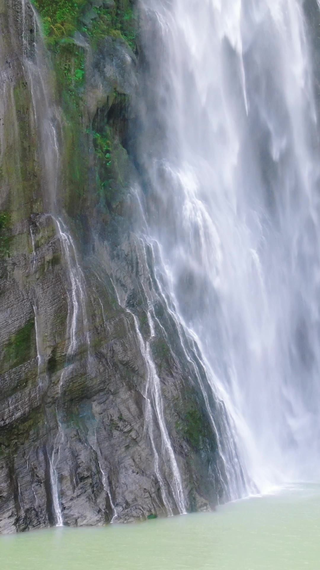 自然风光高山流水瀑布竖屏