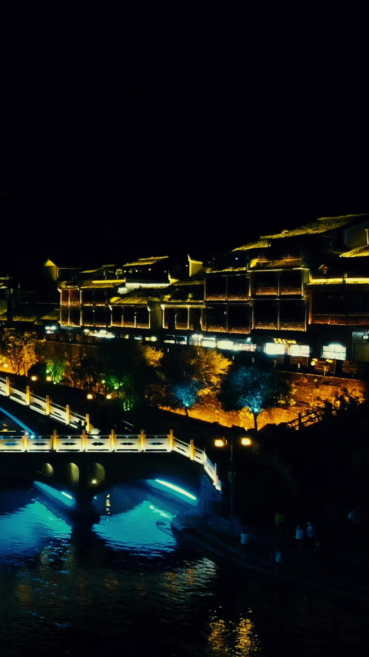  湖南湘西凤凰古城夜景灯光竖屏航