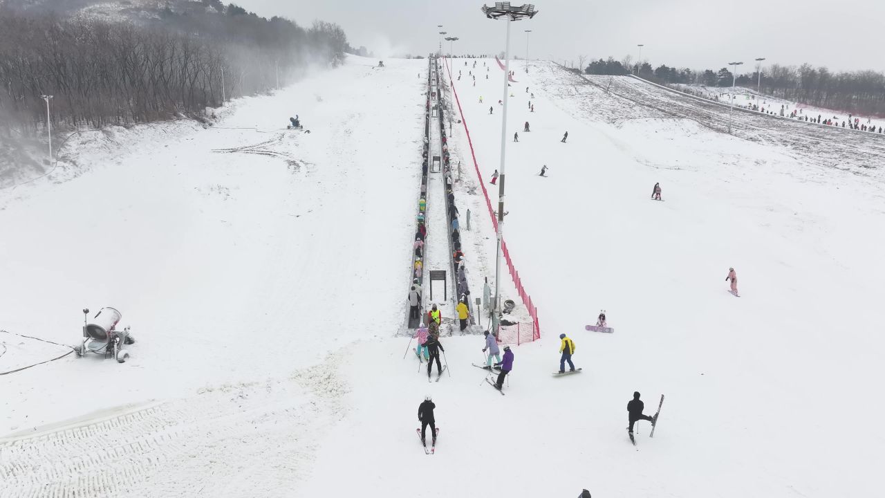 航拍滑雪场雪道人群 21