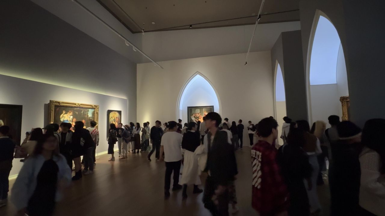 一群人观看艺术展