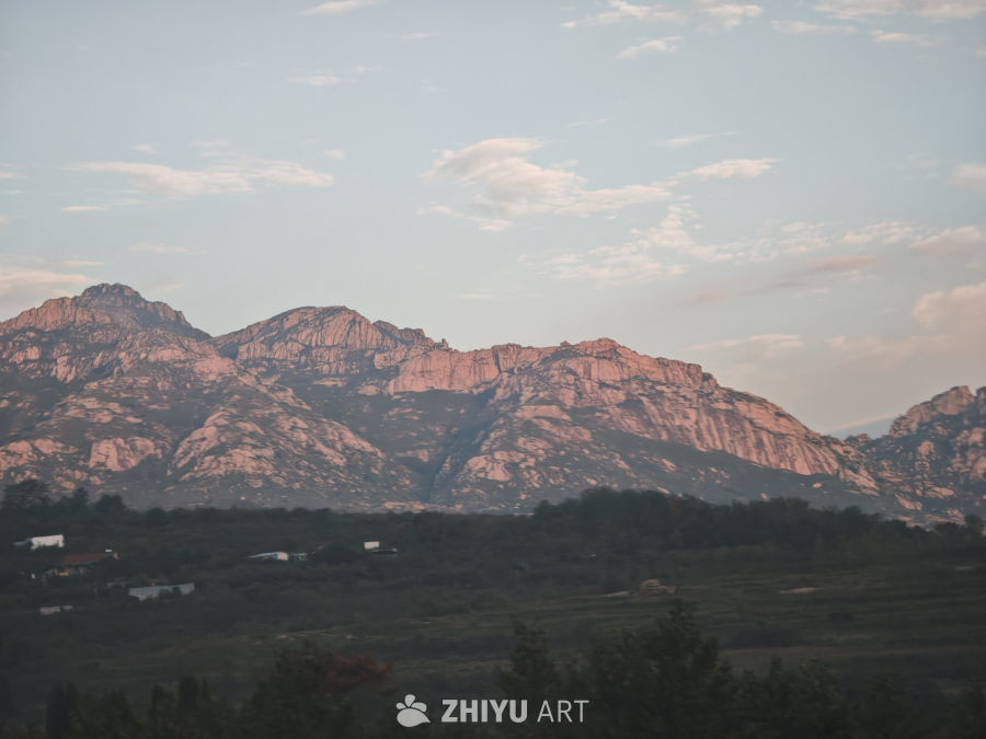 夕阳下的壮丽山脉