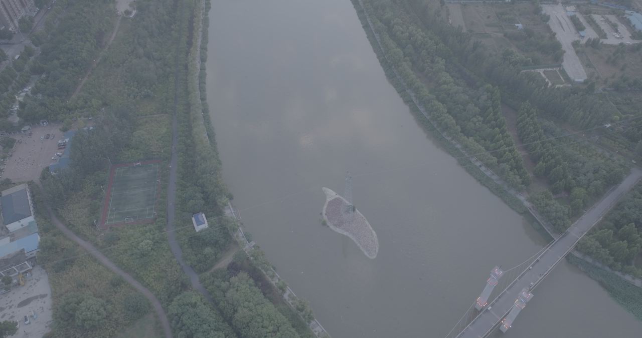晨雾中的河流与城市