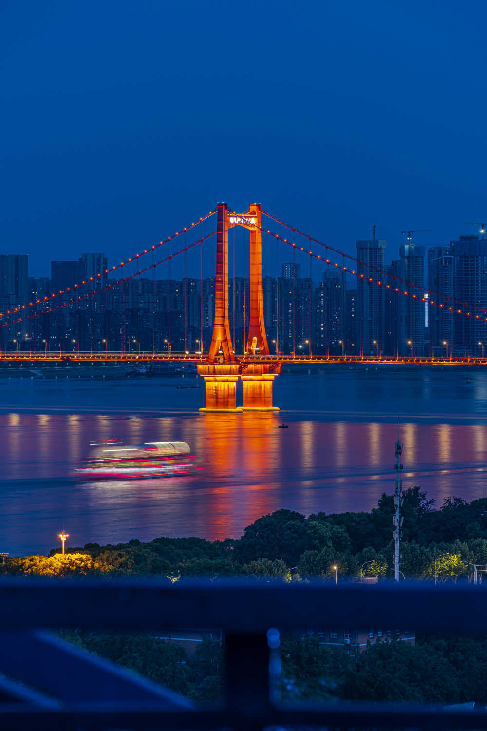 武汉古城框里的鹦鹉洲大桥亮灯夜景