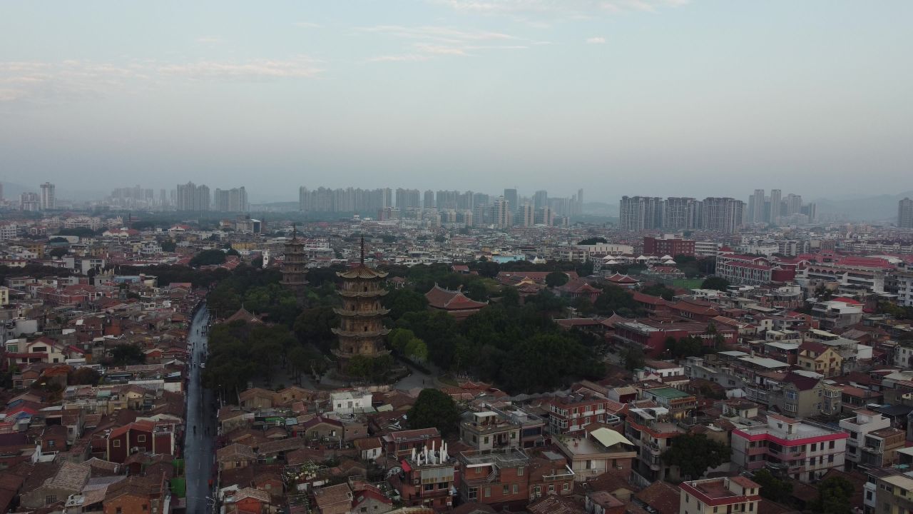 4K航拍福建泉州古城区建筑风光 10