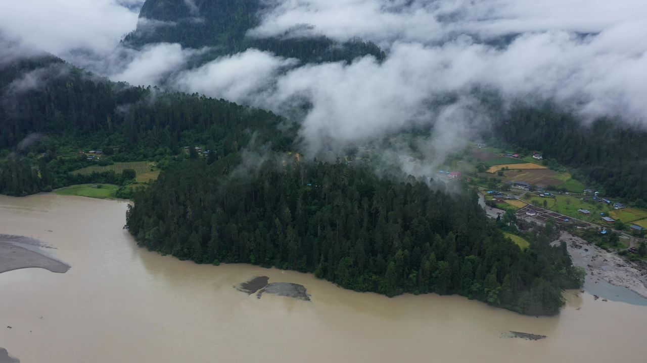 航拍雨雾天的波密岗云杉林风景