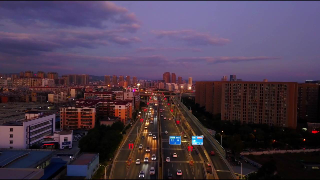 黄昏城市的高架桥