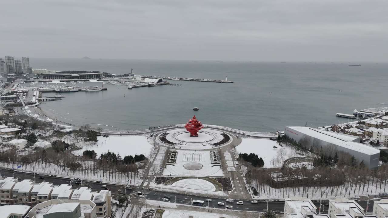 青岛五四广场情人坝海边城市雪景航拍 5