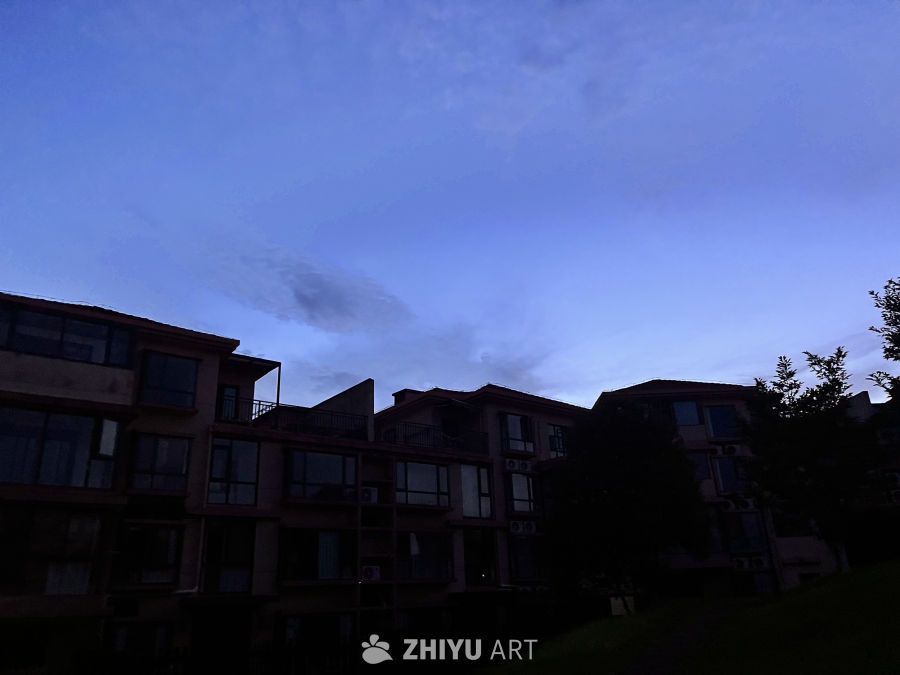 黄昏下的住宅楼