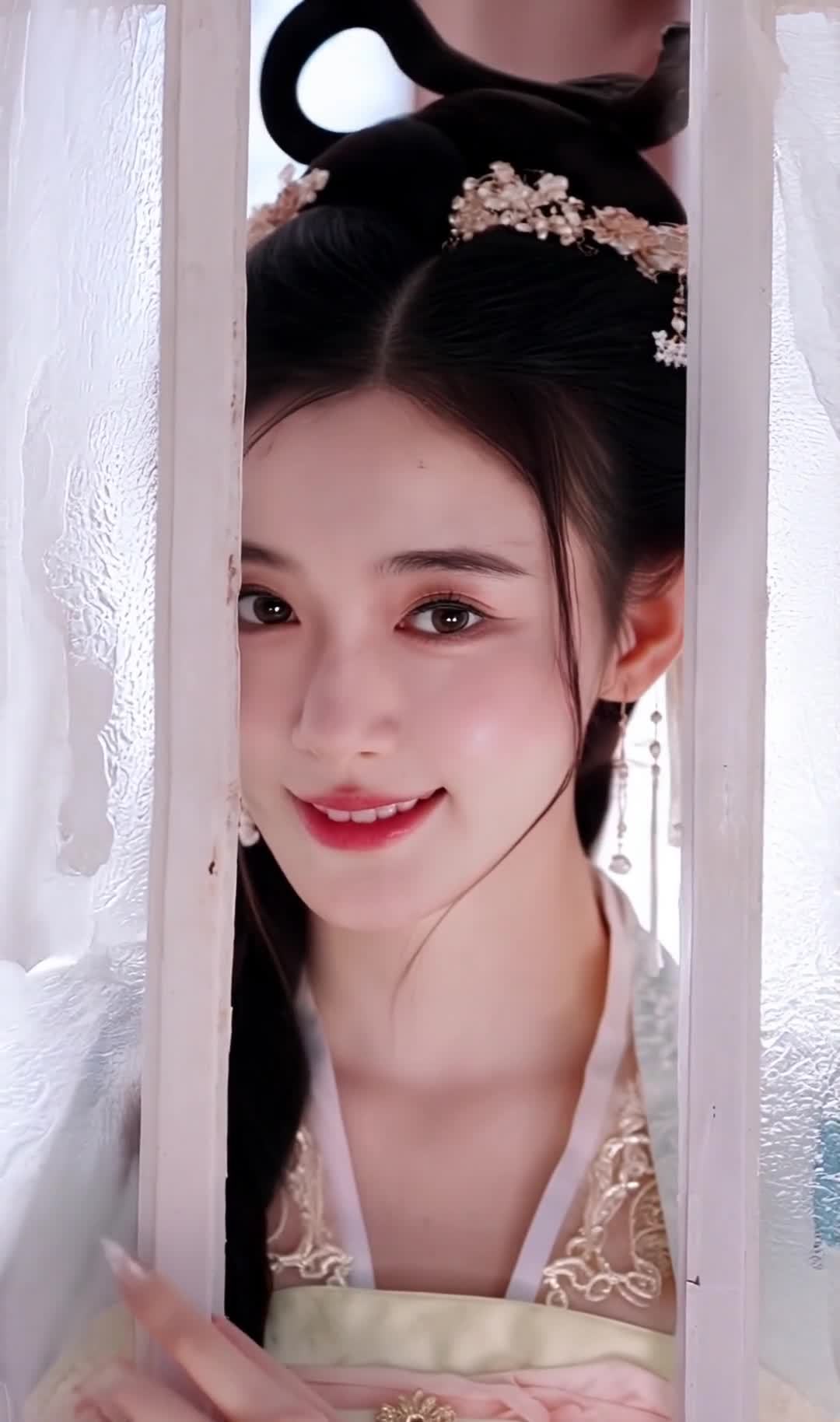汉服女子磨砂玻璃后露半脸笑