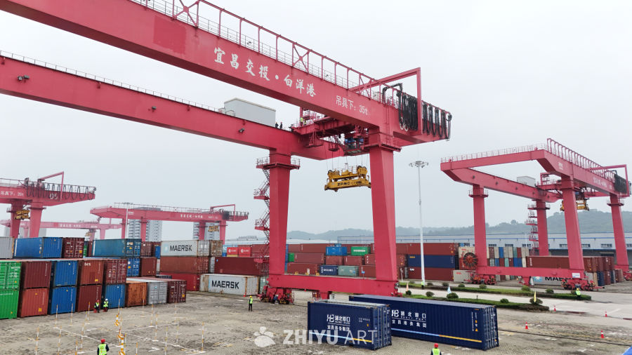 繁忙的集装箱港口作业场景