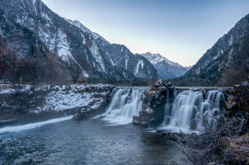 流水与雪山