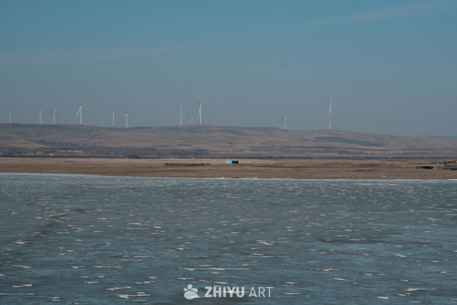 冰封湖面与风力发电机