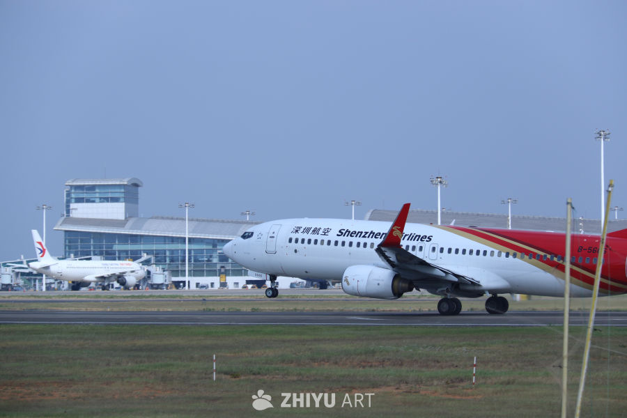 深圳航空飞机准备起飞
