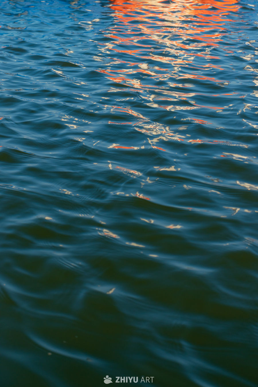 波光粼粼的水面