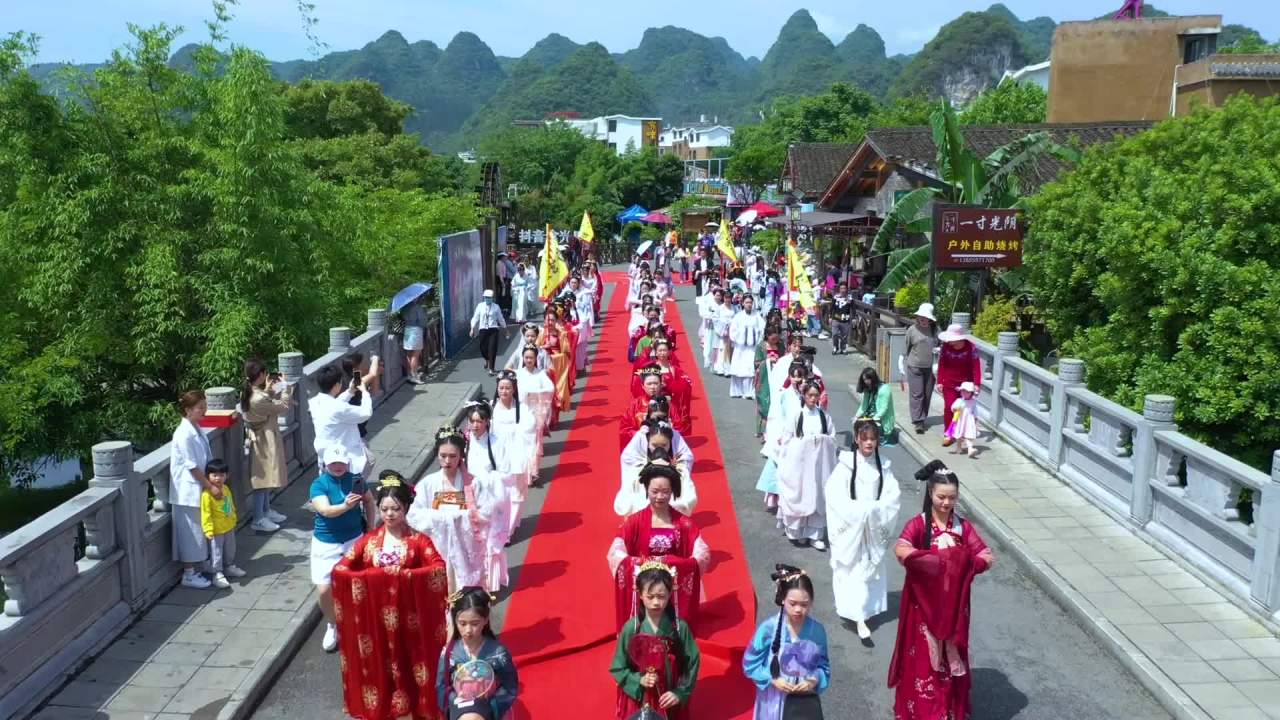 航拍古风汉服巡游展示中国传统文化