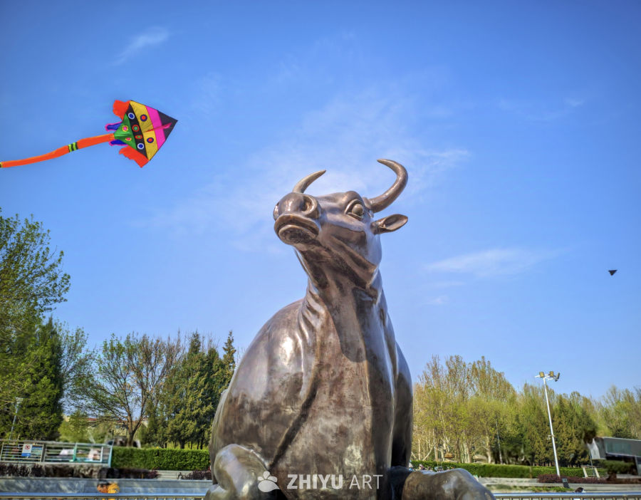 春日公园牛雕与风筝