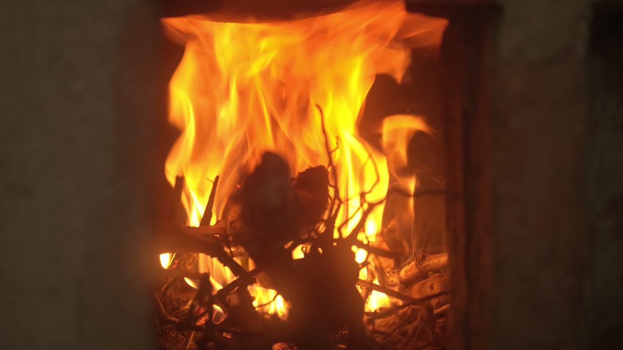 燃烧的木柴炭火 4