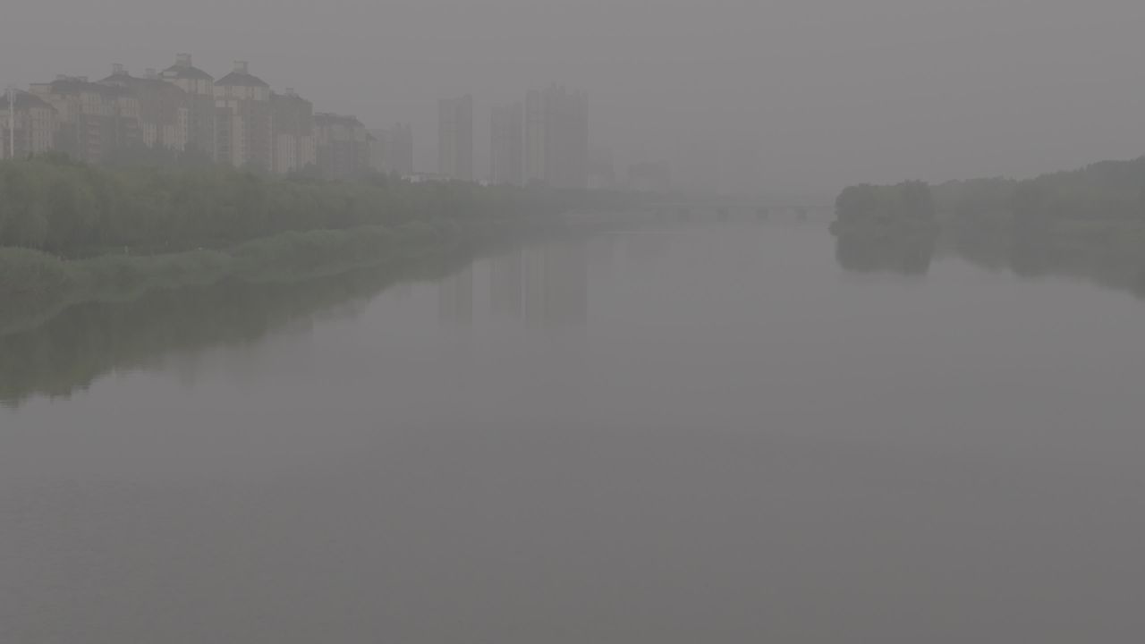 雾中静谧的河流