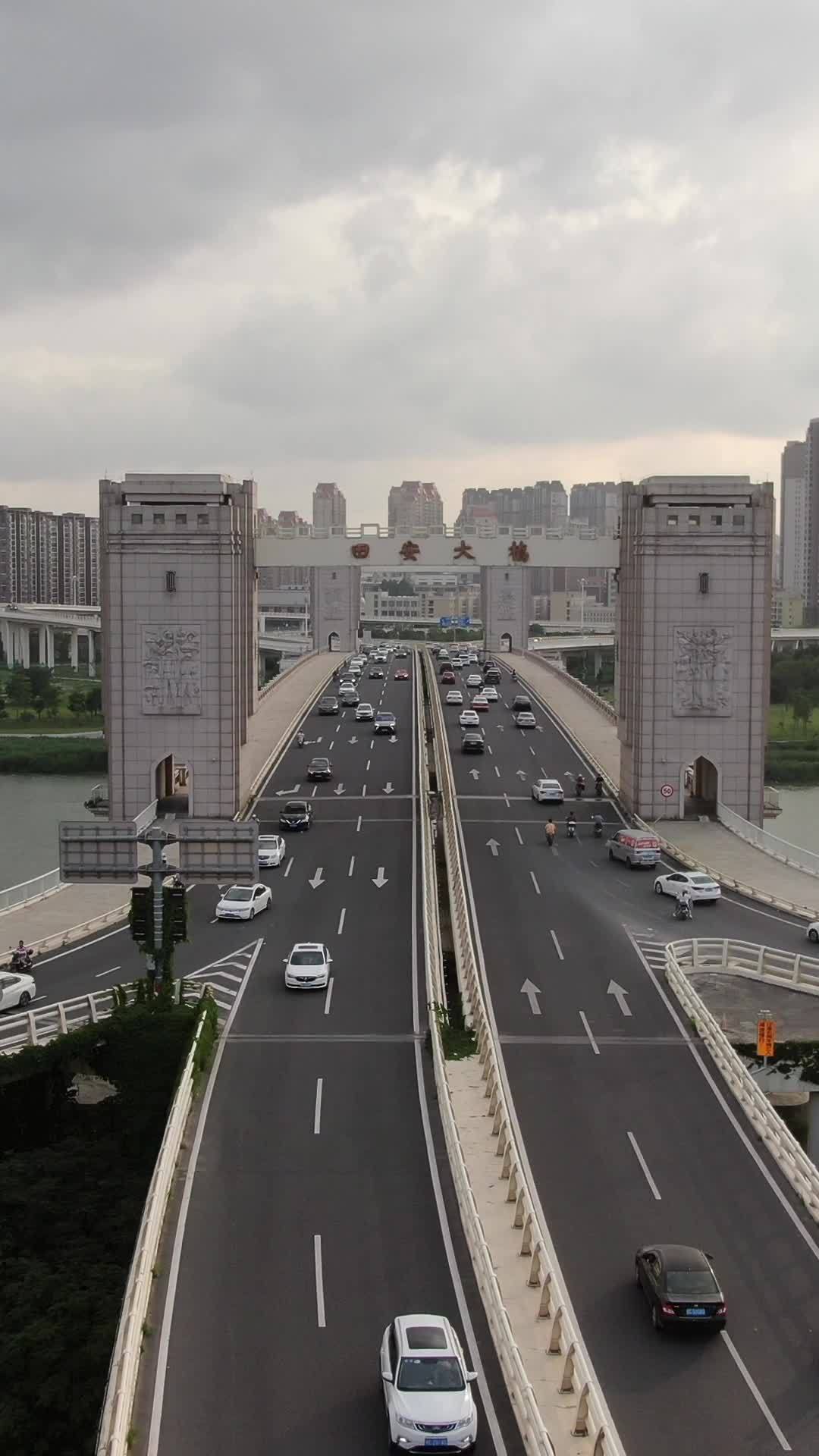 繁忙都市的桥上风景
